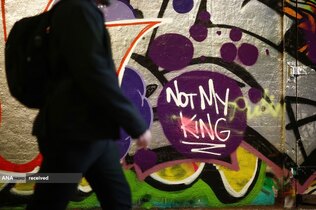 تصویر گرافیتی مخالفان پادشاهی در لندن با عبارت «پادشاه من نیست»