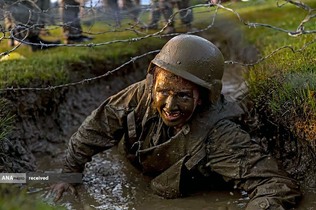 آموزش نظامی کادر نیروی دریایی آمریکا در بخش مرطوب و شنی در آناپولیس، مریلند