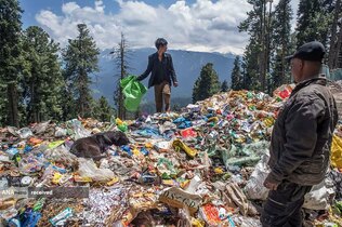 انباشت زباله‌ها در گلزار گل‌ها در گلمارگ سرینگر، هند