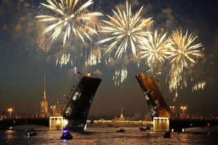 آتش‌بازی در سالگرد تاسیس شهر سن پترزبورگ، روسیه