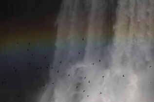 فضای غبارآلود در زیر آبشار ایگوازو در پارک ملی ایگواسو - برزیل