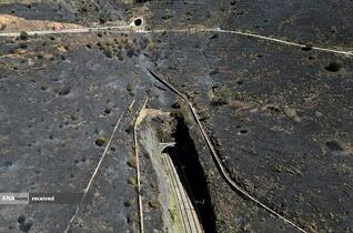 جاده‌ای در وسط زمین های سوخته در اثر آتش سوزی جنگلی در مرز اسپانیا و فرانسه