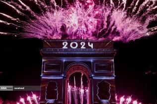 جشن‌ سال نو میلادی 2024 در پاریس - فرانسه