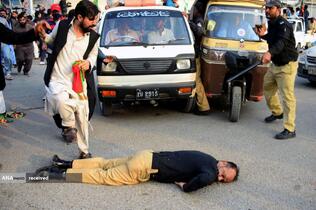 درگیری طرفداران حزب نخست وزیر سابق عمران خان و حزب تحریک انصاف پاکستان پیش از انتخابات سراسری در کراچی