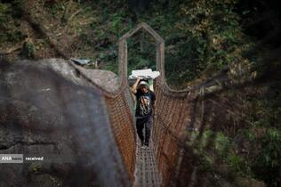 انتقال صندوق رای‌گیری انتخابات به مناطق صعب العبور در هند