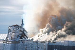 آتش سوزی در بورس اوراق بهادار قدیمی شهر کپنهاگ، دانمارک