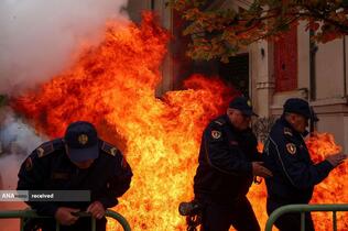 تظاهرات مخالفان در نزدیکی دفتر شهردار در تیرانا، آلبانی