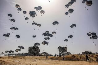 پرتاب کمک های بشردوستانه ار طریق هواپیما بر فراز شمال نوار غزه