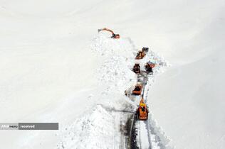 نمایی هوایی از عملیات امدادگران برای باز کردن بزرگراه کوهستانی در منطقه باهچسارای وان ترکیه