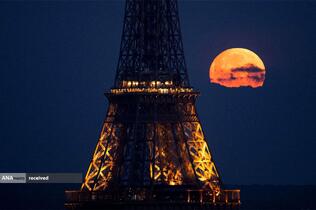 غروب کامل ماه آوریل در پشت برج ایفل، پاریس