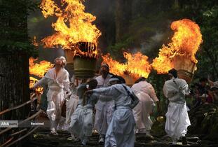 جشنواره سالانه آتش در زیارتگاه کومانو ناشی شهر ناچیکاتسورا در استان واکایاما ژاپن