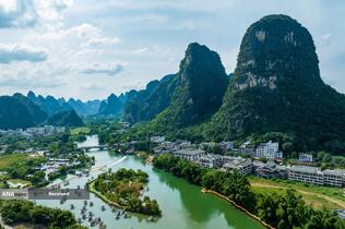 منطقه گردشگری و دیدنی رودخانه یولونگ در گویلین، چین