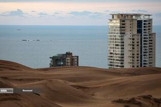 نمایی از ساختمان های لوکس در کنار تپه های شنی ساحلی در Concon، شیلی