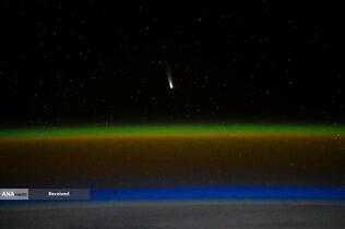 نمایی از یک شی دنباله دار به نام Tsuchinshan-ATLAS از ایستگاه فضایی بین المللی