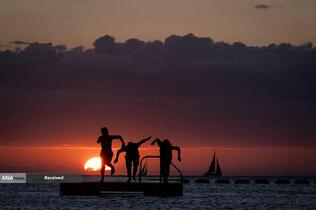 شناگران در سواحل کالدونیای جدید، فرانسه