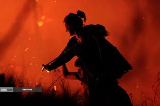 تلاش مردم برای خاموش کردن آتش‌سوزی جنگلی در اینتیاکو، استان کوردوبا، آرژانتین