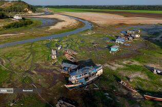 غیر قابل استفاده شدن قایق‌ها و خانه‌ها به دلیل خشکسالی شدید در ایالت آمازوناس، برزیل