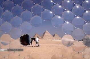 نمایشگاه هنر معاصر «همیشه اکنون است» در اهرام جیزه در حومه قاهره، مصر