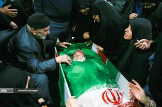 وداع با پیکر‌ مطهر  شهید حجت‌الاسلام محمد مقیسه رئیس شعبه ۵۳ دیوان عالی کشور در معراج شهدای تهران