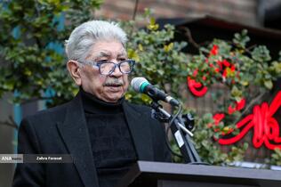 محمود قنبری، دوبلور در مراسم تشییع پیکر منوچهر والی‌زاده
