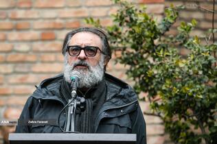 علی دهکردی، مدیر عامل خانه هنرمندان در تشییع پیکر منوچهر والی زاده