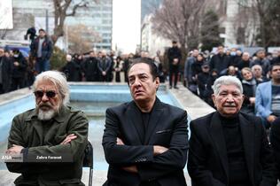 محمود قنبری و ایرج نوذری در تشییع پیکر منوچهر والی زاده