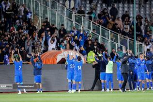 خوشحالی بازیکنان تیم فوتبال استقلال بعد پیروزی برابر تیم نساجی