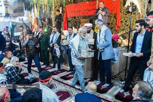 تجلیل از خانواده شهدا در مراسم بیستمین یادواره ۸۴ شهید محله نبرد تهران 