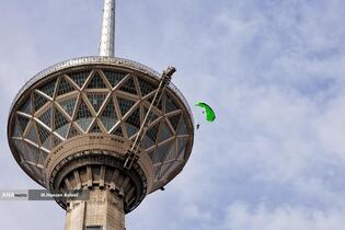  پرش چتربازان از برج میلاد به مناسبت ۱۲ فروردین 