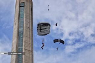  پرش چتربازان از برج میلاد به مناسبت ۱۲ فروردین 