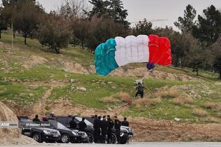  پرش چتربازان از برج میلاد به مناسبت ۱۲ فروردین 