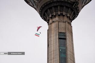  پرش چتربازان از برج میلاد به مناسبت ۱۲ فروردین 