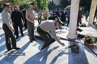 ادای احترام خانواده شهدا و فرمانده نیروی زمینی ارتش به شهدای دانشگاه افسری امام علی(ع)