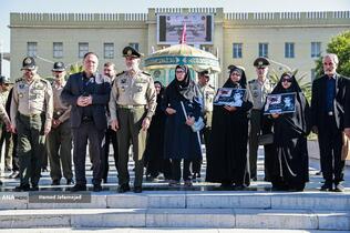 در حاشیه مراسم آیین اعطای نشان فداکاری ارتش به پنج تن از خانواده‌های شهدا