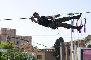 انجام حرکات رزمی و نمایشی در حاشیه مراسم آیین اعطای نشان فداکاری ارتش به پنج تن از خانواده‌های شهدا