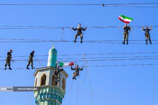 انجام حرکات رزمی و نمایشی در حاشیه مراسم آیین اعطای نشان فداکاری ارتش به پنج تن از خانواده‌های شهدا