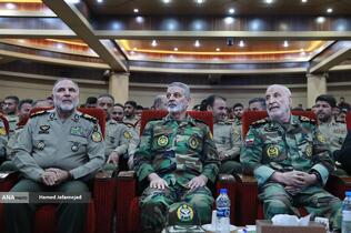 آیین اعطای نشان فداکاری ارتش به پنج تن از خانواده‌های شهدا و یک تن از پیشکسوتان دفاع مقدس با حضور امیر سرلشکر سید عبدالرحیم موسوی فرمانده کل ارتش امیر سرتیپ کیومرت حیدری فرمانده نیروی زمینی و جمعی از فرماندهان و مسؤلان عالی رتبه ارتش