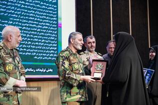 اعطای نشان فداکاری به خانواده‌های پنج شهید ارتش توسط سرلشکر سیدعبدالرحیم موسوی فرمانده کل ارتش 
