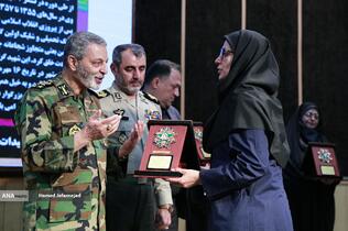 اعطای نشان فداکاری به خانواده‌های پنج شهید ارتش توسط سرلشکر سیدعبدالرحیم موسوی فرمانده کل ارتش 