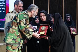 اعطای نشان فداکاری به خانواده‌های پنج شهید ارتش توسط سرلشکر سیدعبدالرحیم موسوی فرمانده کل ارتش 
