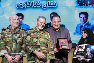 اعطای نشان فداکاری به خانواده‌های پنج شهید ارتش توسط سرلشکر سیدعبدالرحیم موسوی فرمانده کل ارتش 