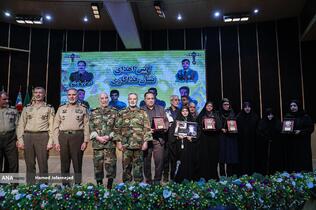 اعطای نشان فداکاری به خانواده‌های پنج شهید ارتش توسط سرلشکر سیدعبدالرحیم موسوی فرمانده کل ارتش 