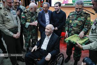 اعطای نشان فداکاری به امیرسرتیپ منوچهر دژکام به پاس سال‌ها مجاهدت در دوران دفاع مقدس توسط فرمانده کل ارتش