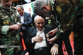 اعطای نشان فداکاری به امیرسرتیپ منوچهر دژکام به پاس سال‌ها مجاهدت در دوران دفاع مقدس توسط فرمانده کل ارتش