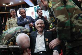 اعطای نشان فداکاری به امیرسرتیپ منوچهر دژکام به پاس سال‌ها مجاهدت در دوران دفاع مقدس توسط فرمانده کل ارتش