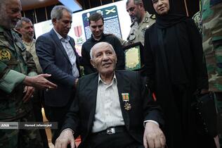 اعطای نشان فداکاری به امیرسرتیپ منوچهر دژکام به پاس سال‌ها مجاهدت در دوران دفاع مقدس توسط فرمانده کل ارتش