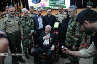 اعطای نشان فداکاری به امیرسرتیپ منوچهر دژکام به پاس سال‌ها مجاهدت در دوران دفاع مقدس توسط فرمانده کل ارتش