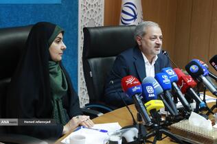 علیرضا کاظمی، وزیر آموزش و پرورش و فرزانه صادق مالواجِرد وزیر راه و شهرسازی در مراسم امضای تفاهم‌نامه همکاری حوزه مسکن فرهنگیان