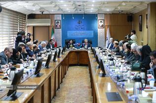 علیرضا کاظمی، وزیر آموزش و پرورش و فرزانه صادق مالواجِرد وزیر راه و شهرسازی در مراسم امضای تفاهم‌نامه همکاری حوزه مسکن فرهنگیان