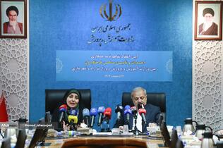 علیرضا کاظمی، وزیر آموزش و پرورش و فرزانه صادق مالواجِرد وزیر راه و شهرسازی در مراسم امضای تفاهم‌نامه همکاری حوزه مسکن فرهنگیان